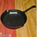 Alacsony oldalú gömbölyded nyeles sütőedény. 20 cm átmérőjű, 4.90 cm magas, nyéllel 38 cm hosszú.