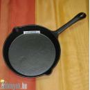 Alacsony oldalú gömbölyded nyeles sütőedény. 20 cm átmérőjű, 4.90 cm magas, nyéllel 38 cm hosszú.