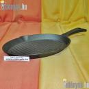 Alacsony oldalú hosszúkás nyeles sütőedény. 22 cm hosszú, 2 cm magas, nyéllel 36.5 cm hosszú.