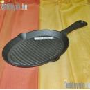 Alacsony oldalú hosszúkás nyeles sütőedény. 22 cm hosszú, 2 cm magas, nyéllel 36.5 cm hosszú.