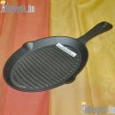 Alacsony oldalú hosszúkás nyeles sütőedény. 22 cm hosszú, 2 cm magas, nyéllel 36.5 cm hosszú.