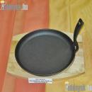 Alacsonyfalu gömbölyded alakú sütőedény fedő nélkül, 2,40 cm magas, 22 cm átmérővel, fa alátéttel.