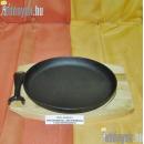Alacsonyfalu gömbölyded alakú sütőedény fedő nélkül, 2,40 cm magas, 22 cm átmérővel, fa alátéttel.