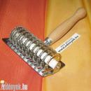 11 vágókoronggal rendelkező T alakú eperlevélvágó eszköz. Hossza markolattal 18 cm, szélessége 12 cm